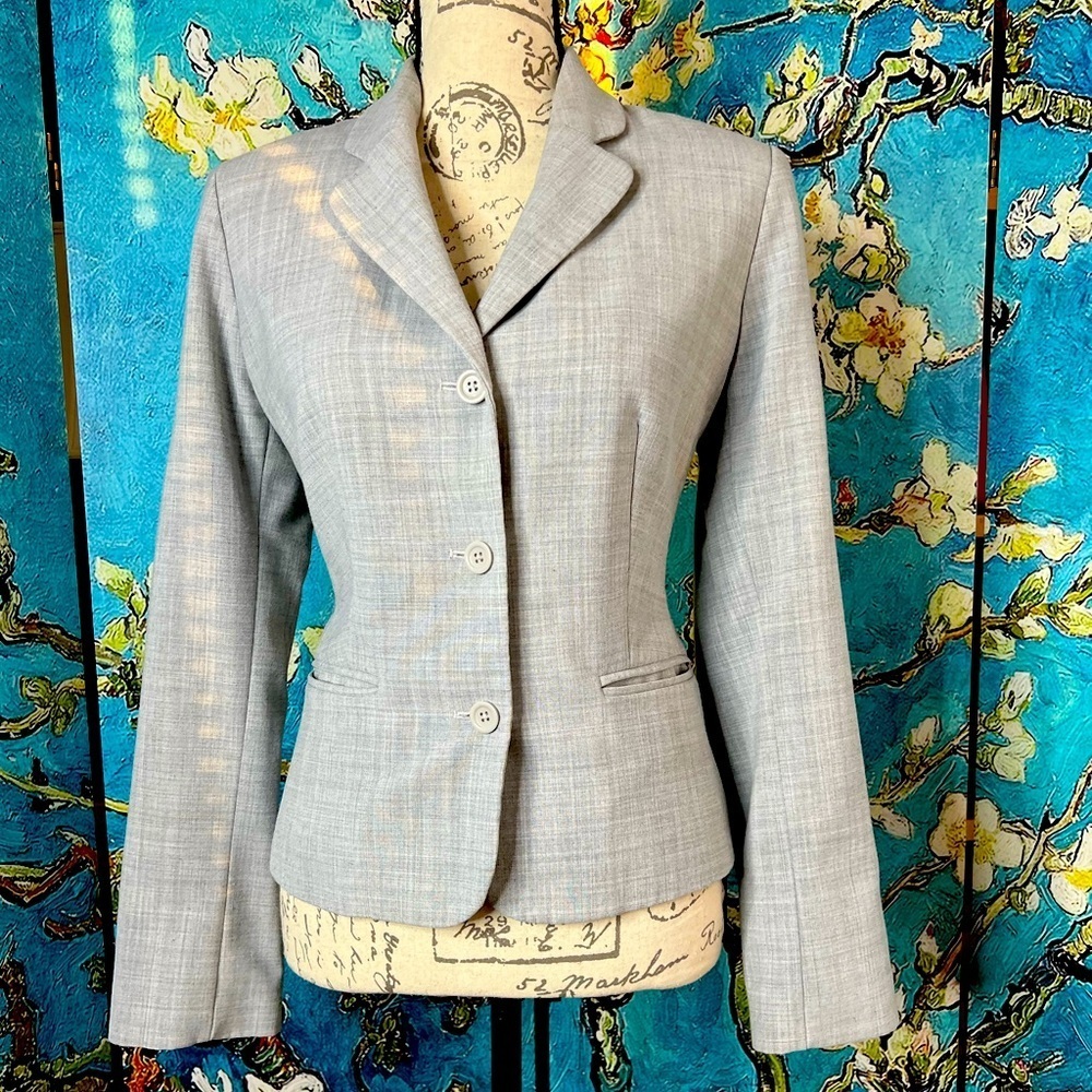 Gray SZ 6 Victoria’s Secret, body by Victoria gray fitted, suit jacket.